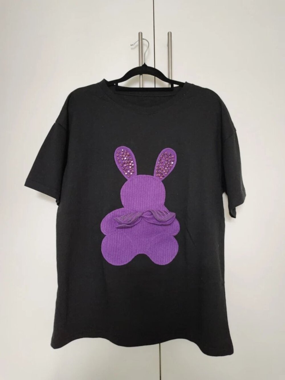 Black Cotton T-shirt With Purple Bunny Applique